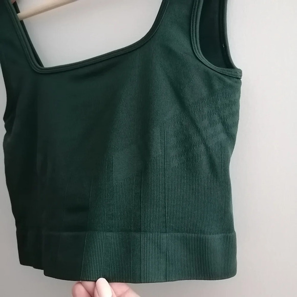 Knix Good to Go Seamless Tank in Green Small (Fits 32A-D) - Picture 7 of 16
